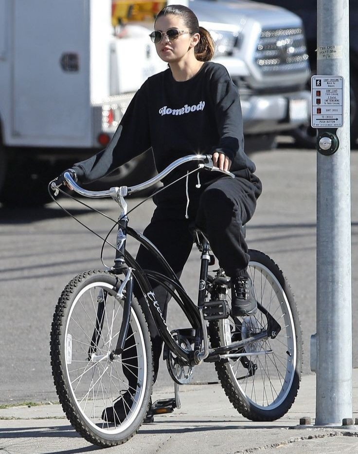 sgloveplace's tweet photo. just selena riding a bike https://t.co/gADY2txYX9