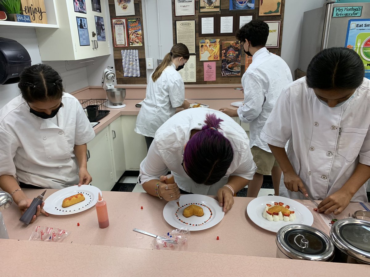 LVCulinaryArts's tweet photo. Twinkie Plating Challenge @LVCulinaryArts today!
My Jr. Chefs prepared homemade chocolate & caramel sauces, strawberry coulis…& made freshwhipped cream!
♥️ We’re a school of the arts!
@LaderaVistaJH
@FullertonSD
#FSDlearns
#CreateDelicious https://t.co/5BKHYATXtU