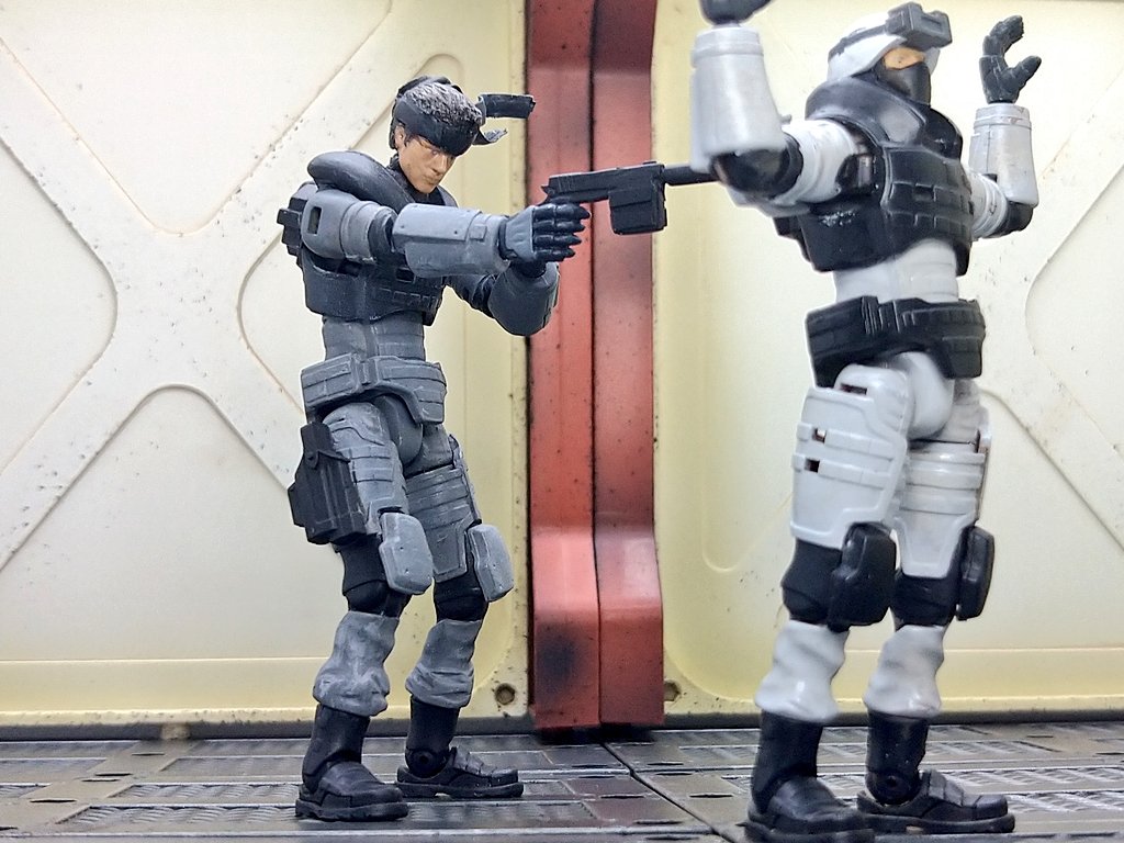 オミソ こちらスネーク 潜入に成功した アーリーガバナーvol 2を改造したソリッドスネーク完成 顔塗るの難しいですね 潜入ミッションに欠かせないダンボールもプラ板を切って作りました ヘキサギア ガバナー メタルギア T Co