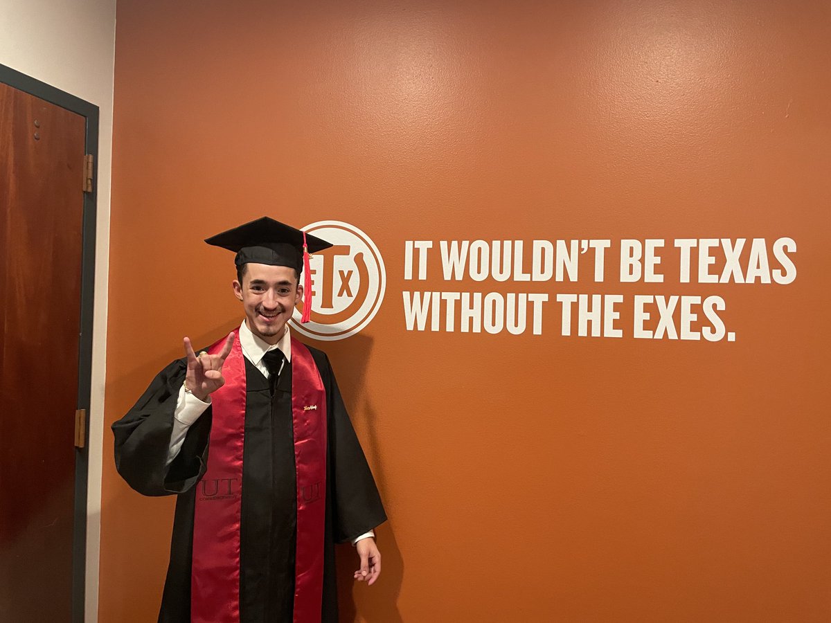 Twin2_1022's tweet image. So proud. #UTgrad2020