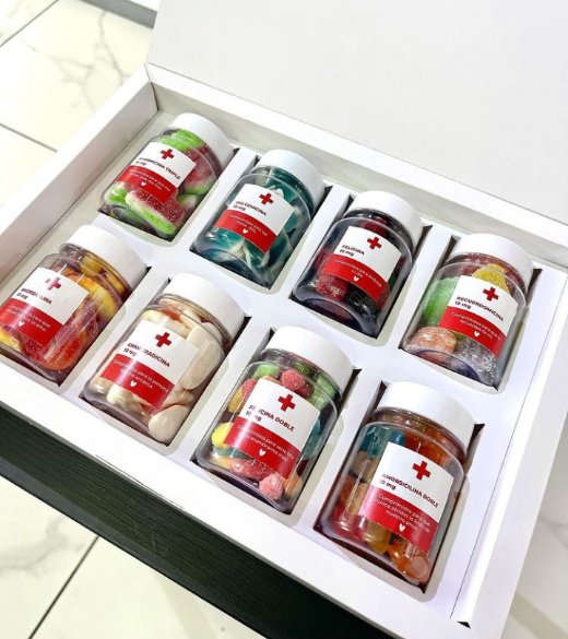 Miren, soy doctor -va a repartir dulces fingiendo que son pastillas-