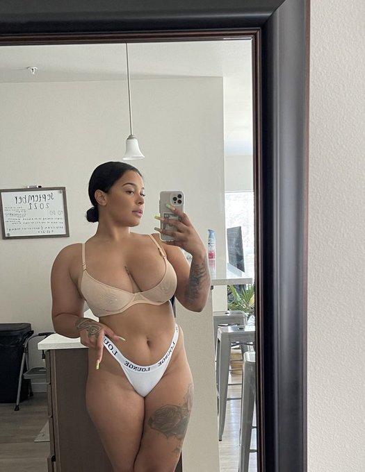 5&rsquo;8 milf w no kids https://t.co/ocbScRmcub