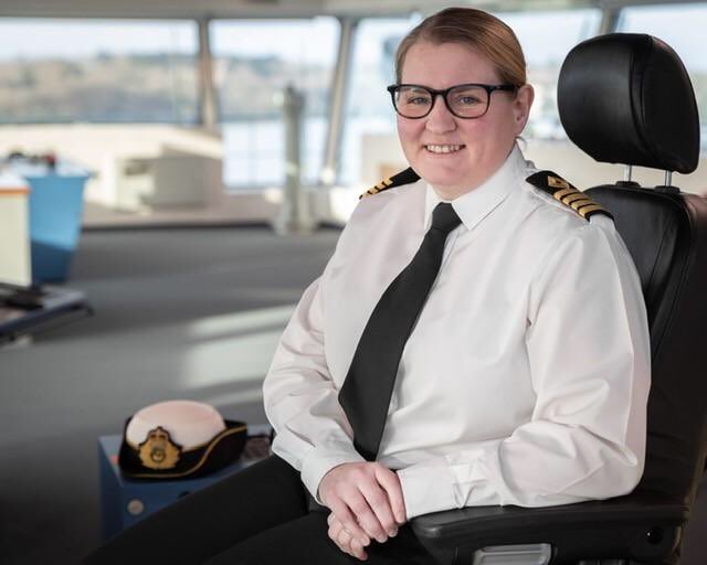 Congratulations to Capt Susan Cloggie-Holden, who has been awarded the Merchant Navy Medal for her tireless work to encourage, promote and support women in maritime. In Feb she became the 1st female captain in the RFA’s 116-year history. @RFAHeadquarters @RoyalNavy @navy_women