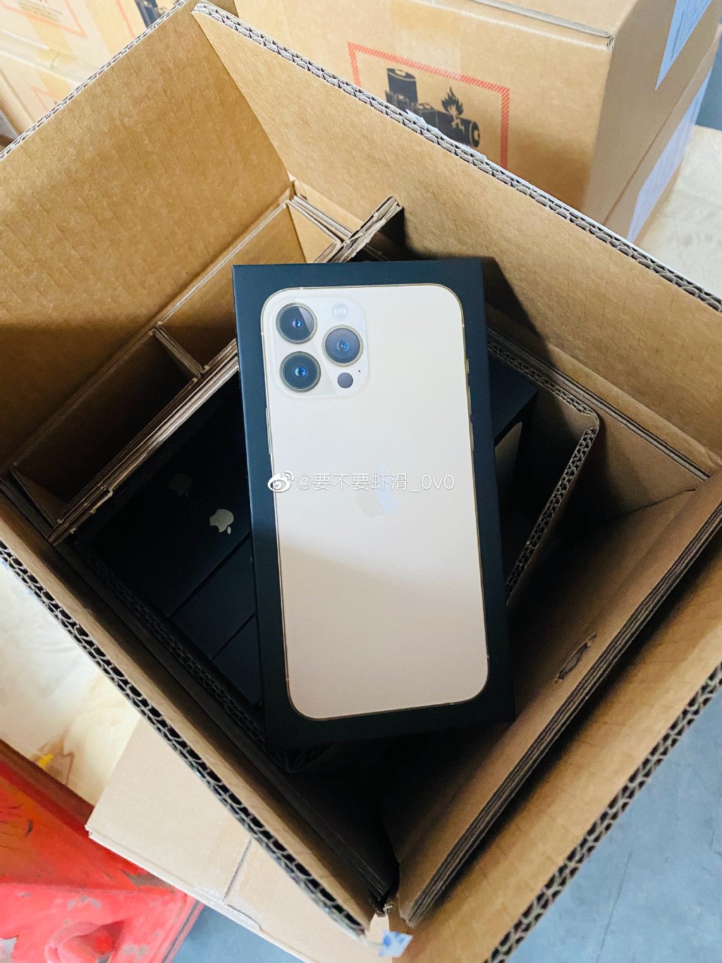 iphone 13 на столе