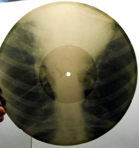 nasu_cms1055's tweet image. 정부의 허락을 받지못했던 소련의 락음악들은 주로 빽판으로 유통됫는데, 플라스틱을 사용할만큼의 형편이 되지 않았기때문에 병원에서 버린 엑스레이 사진을 이용해 레코드를 만들엇다고함.
이런걸 총칭해서 Музыка на рёбрах(갈비뼈에 찍은 음악)이라고 부르는데 너무 이쁘지