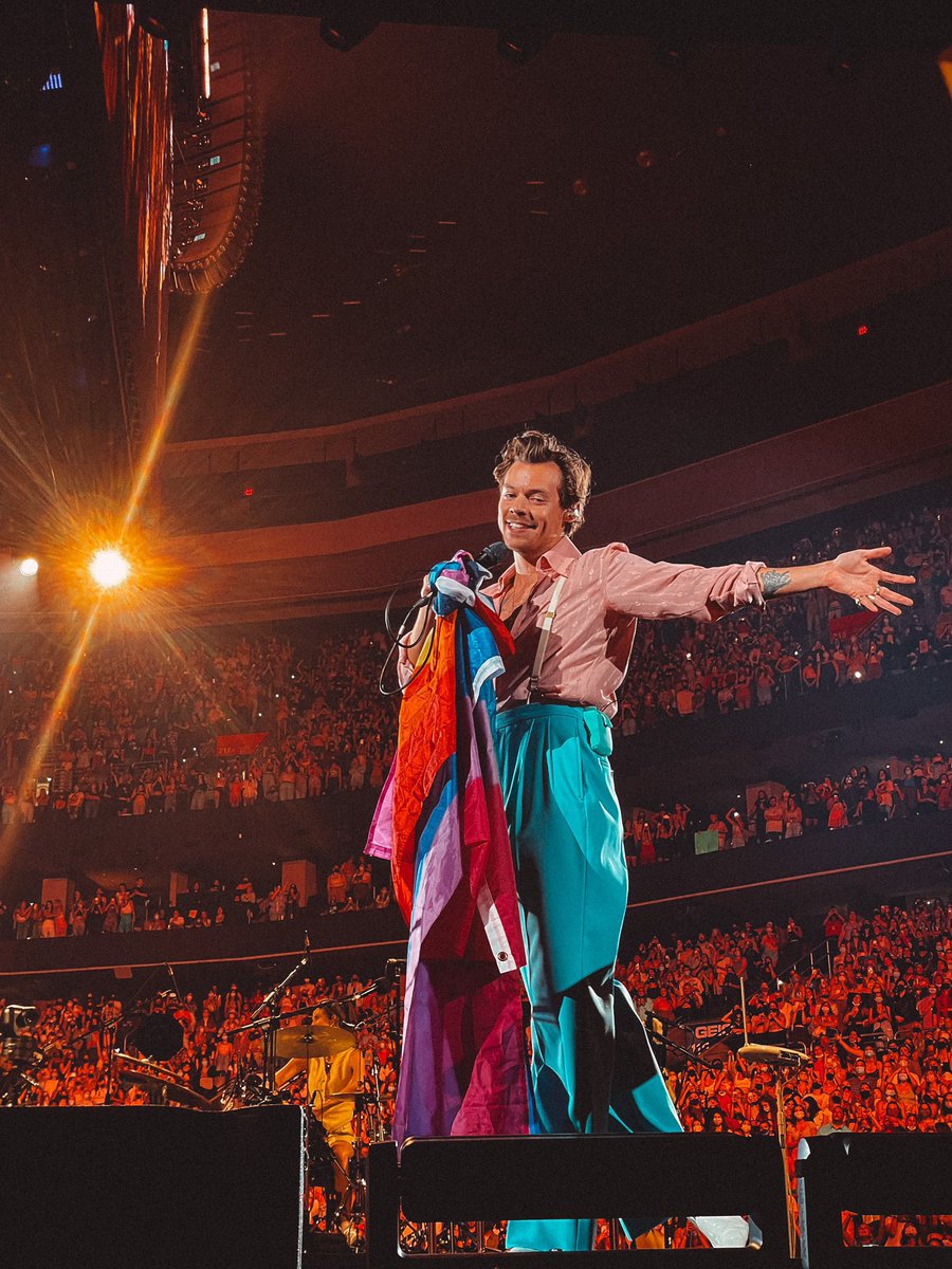 HLDTour's tweet photo. Harry Styles, live from Wells Fargo Center.
#LoveOnTourPhilly
9.17.21

📸: ellpaphoto https://t.co/kh3VGRj8Tr