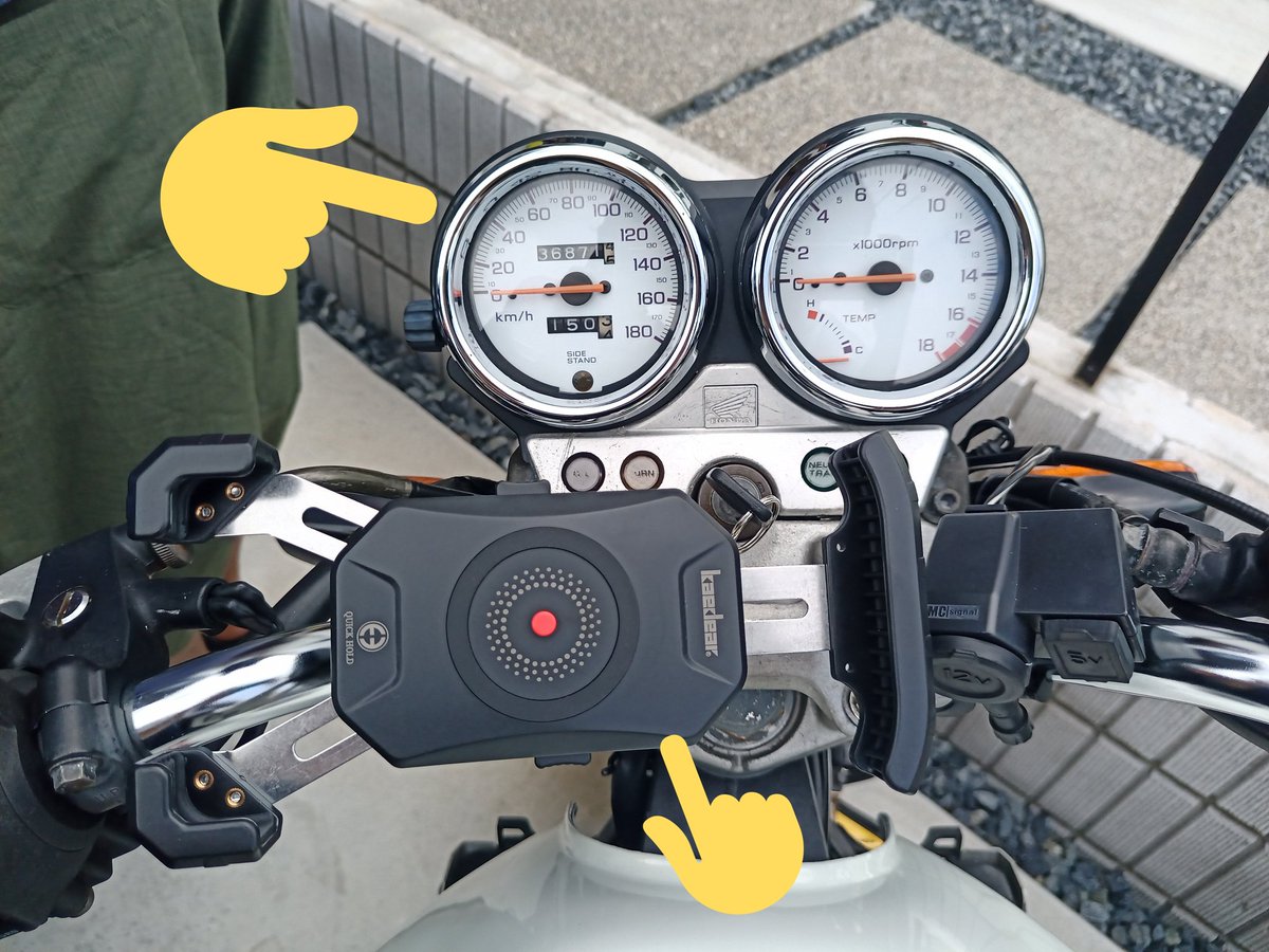 しーはー 時々禁酒中 ホーネット用のスマホマウントを取り付け メーターリング もとりあえずサイズ確認のためにはめてok 来週メーターリングは加工します 旦那も今日はwrにusb取り付けております 私もホーネットに元から付いてたusb替えたい