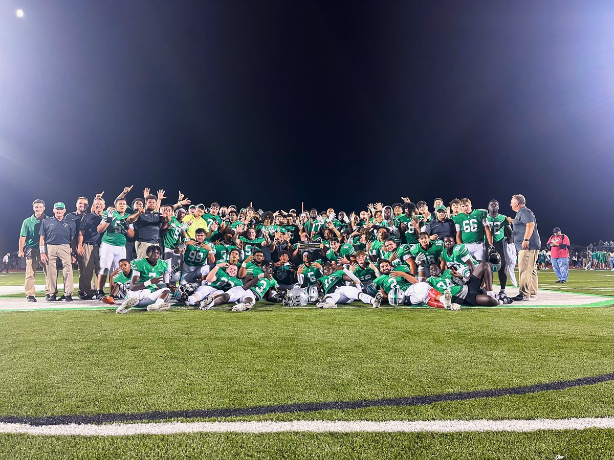 StoriedRivals's tweet photo. Scioto owns Hard Road!!

The Irish with a convincing 36-7 win over rival Kilbourne as @sciotofootball notches another victory in this storied rivalry. https://t.co/s4CdGwnckP
