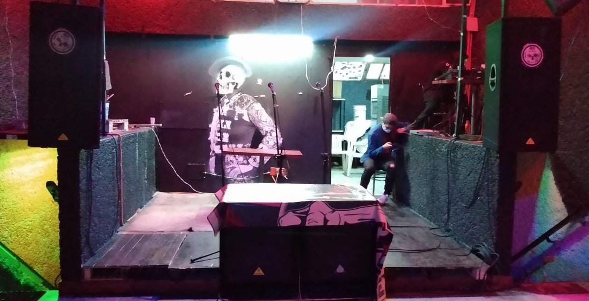 ExpansionRadial's tweet photo. Ya está por comenzar el concierto @ximbomb, #Justiniani,@skool77 en el #foroelmictlan una noche de #rap 🎤 Sigue la cobertura de @UlisesGarciaS2 en nuestras redes.@HablameDeFlow
▶️ https://t.co/sdrsjzhDW9
Tune In & Apple Music.
#ExpandeTusSentidos #hiphop https://t.co/DlUib8XIrz