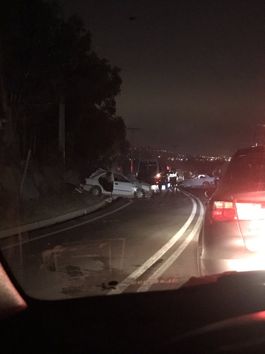 MariaInes20181's tweet photo. Accidente Islon, tráfico cortado https://t.co/c2W4Pug4rx