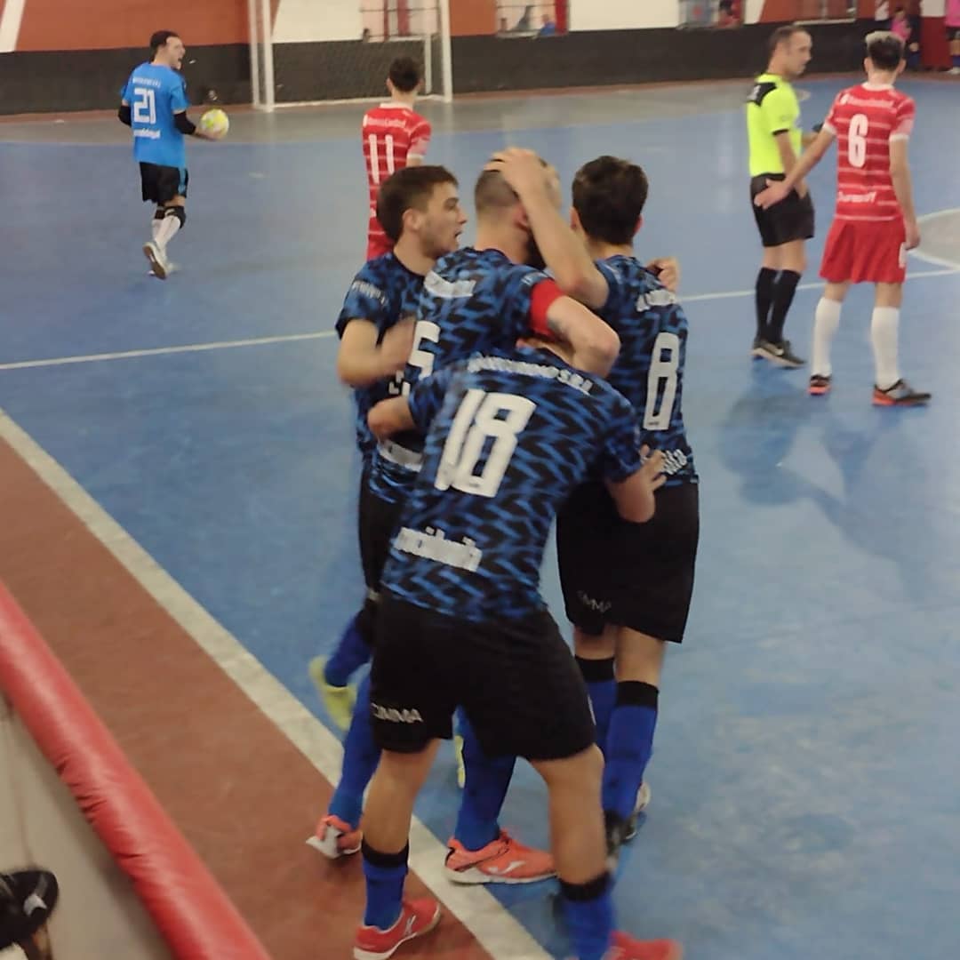 LaUdeEzpeleta's tweet photo. ¡Gran victoria de la "U"! 💙 Con goles de @MauriPayer x2, @rigoleandro, @tinoripoll, @LucasCordary y @ThiagoAzaldegui, el equipo conducido por @LeoParrotta superó 6-2 a @HuracanFutsal como visitante en la primera fecha de la Zona Permanencia 💪🙌⚽

#VamosLaU #UniondeEzpeleta https://t.co/AtZgN6lTqq