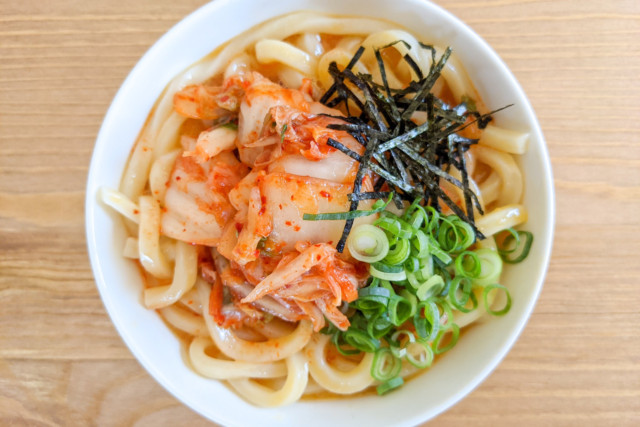 ハマごはん お手軽レシピ 悪魔のキムチ釜玉うどん うどんを茹でて水気をきる たまごを溶いてポン酢 ごま油 うどんを混ぜる キムチ ネギ きざみのりをのせて完成 ごま油の香りとポン酢が効いた卵スープがキムチと絡んで最高に美味です