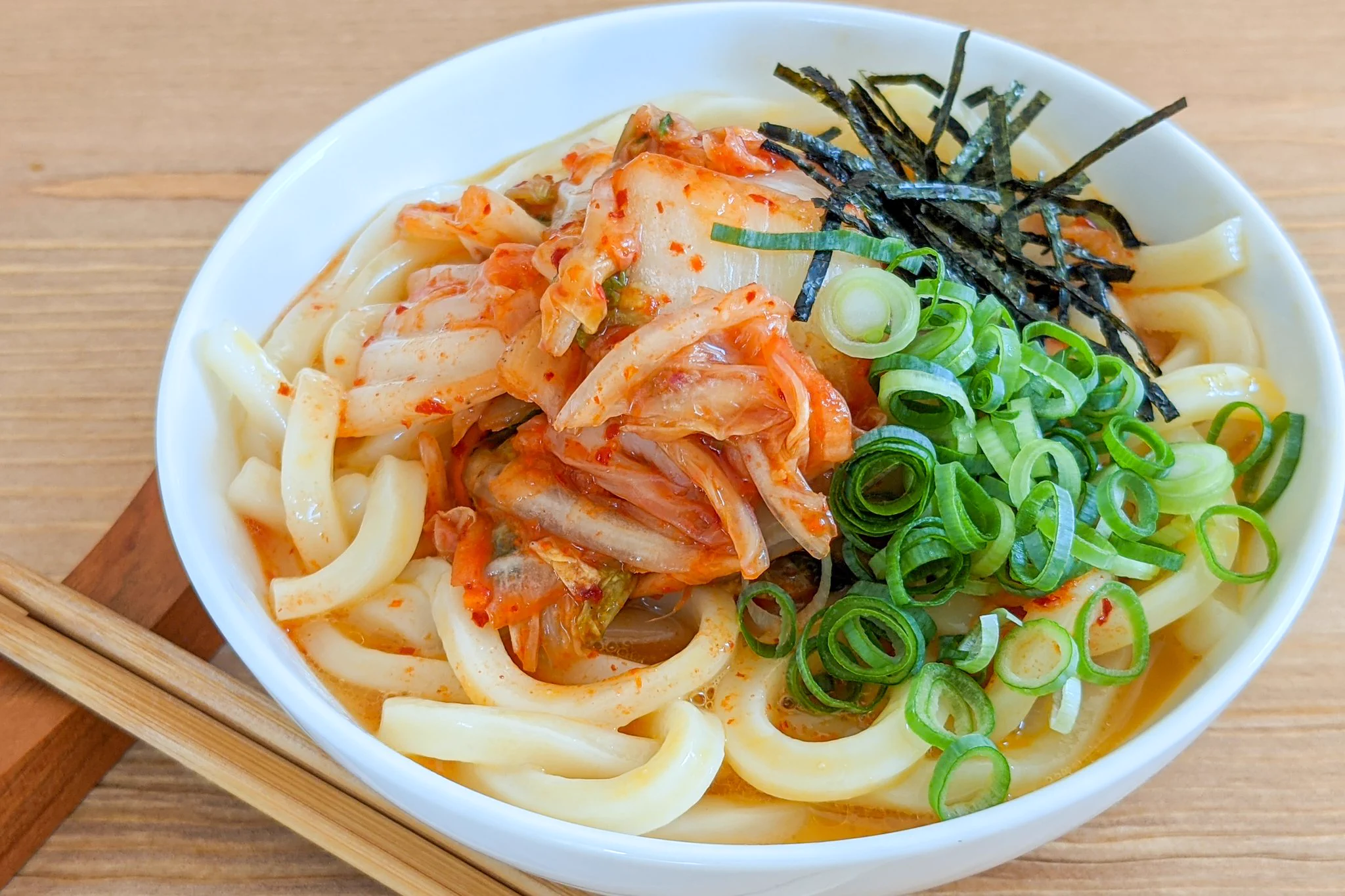 ピリ辛なキムチが食欲を刺激してくれそう！簡単でとっても美味しそうなうどんレシピ！