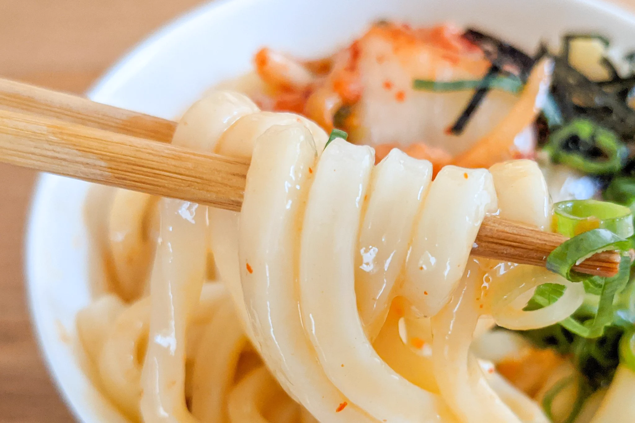 ピリ辛なキムチが食欲を刺激してくれそう！簡単でとっても美味しそうなうどんレシピ！