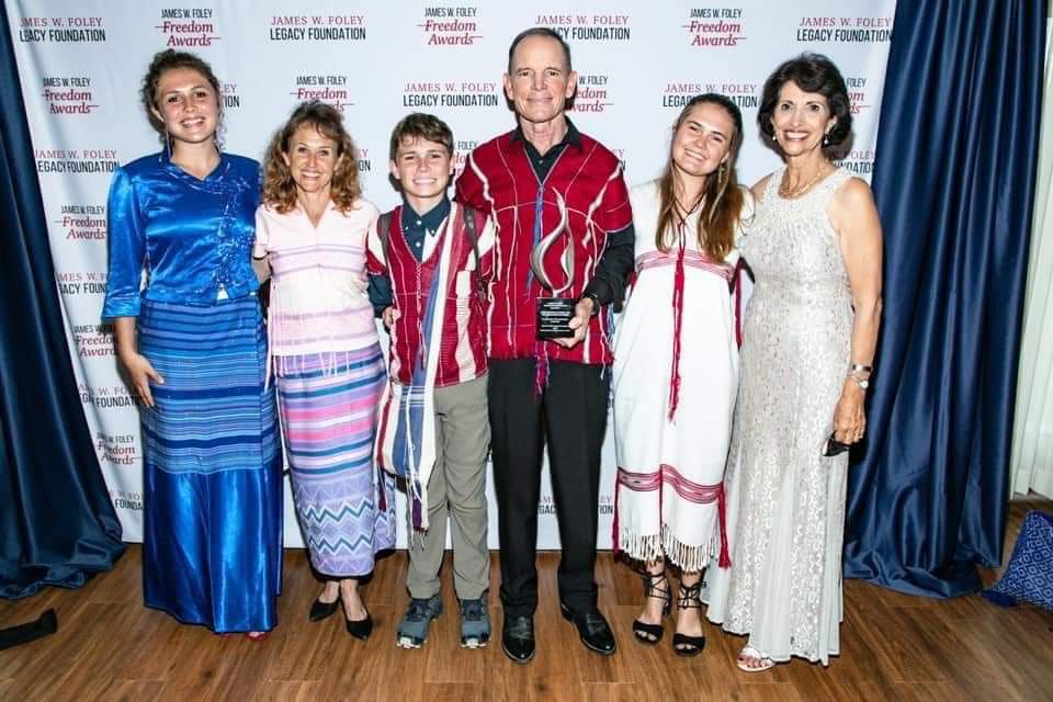 ChimyoL's tweet photo. Thank you to the James Foley foundation for awarding Free Burma Rangers the “2020 James Foley Freedom Awards Humanitarian Award” in Washington DC. Thank you Free Burma Rangers for everything you’ve done for Myanmar 🇲🇲🙏🏼. 

#freeburmaranger 
#humanitarianaward
#GMSR
18/9/2021 https://t.co/ZDCEcyFjZu