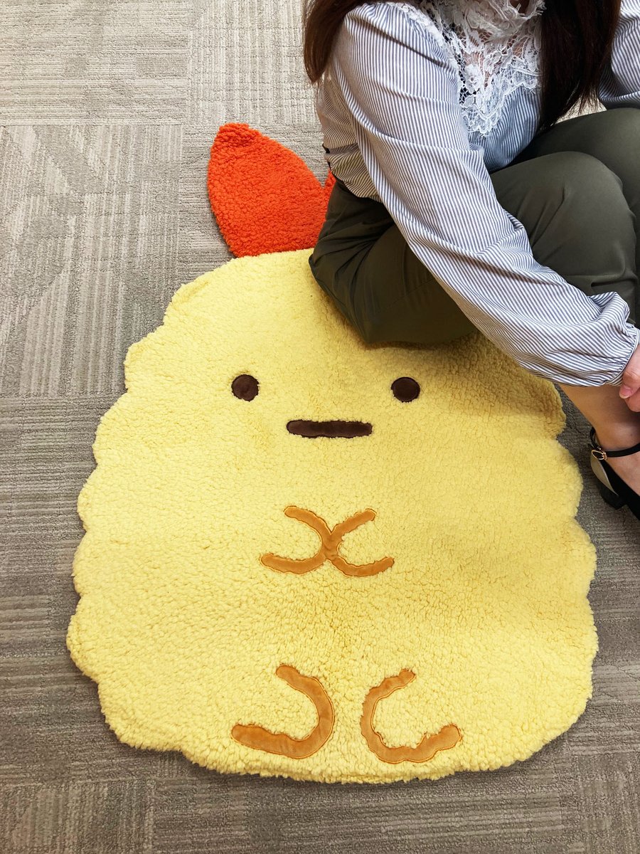 お尻で踏むのももったいなくてすみっこに座る図 「すみっコぐらし