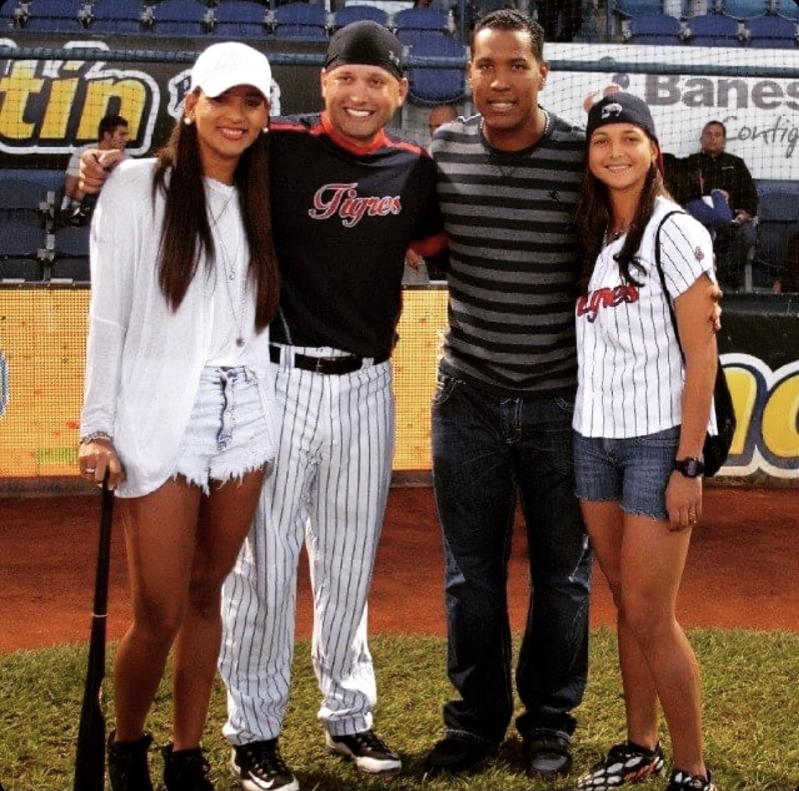 potroalvarez's tweet photo. Un Pelotero activo del béisbol profesional y Ministro del Deporte lo acompañan grandes leyendas vivientes deportivas de nuestro país Venezuela 🙏🙏🙏🇻🇪 Hazañas para el resto de los tiempos !!! 💪🏻💪🏻💪🏻🔥🔥🔥 https://t.co/lcHja7oPve