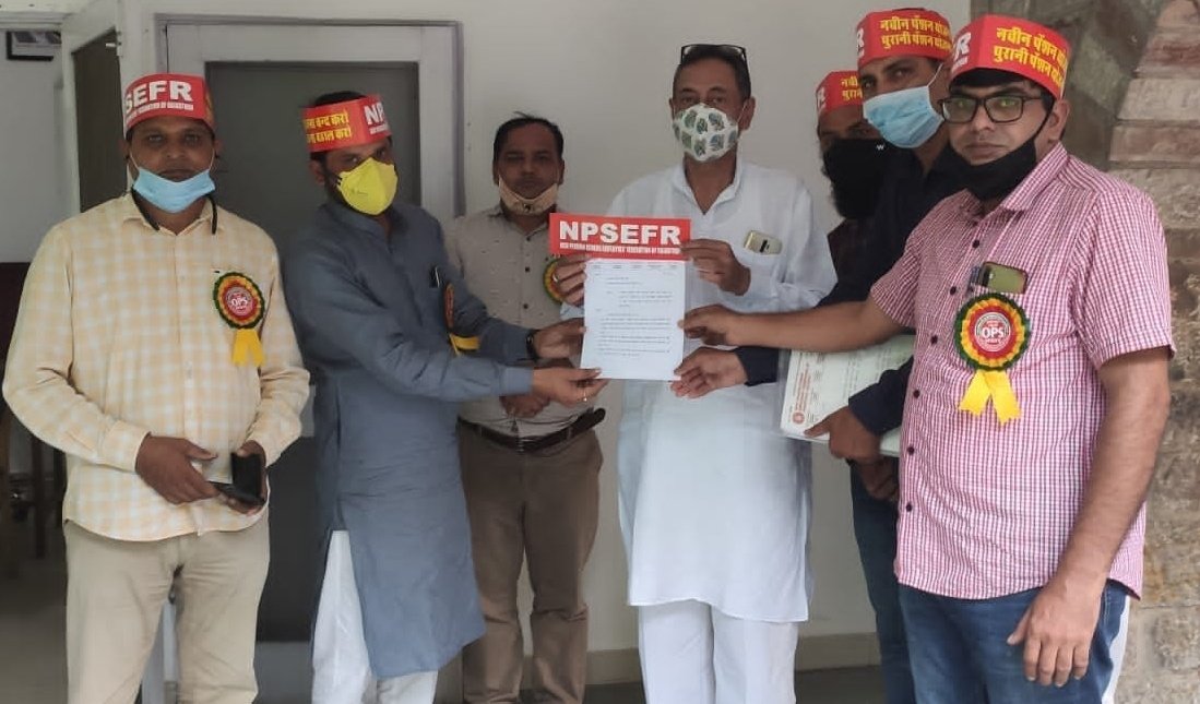 पूर्व कैबिनेट एवं पर्यटन मंत्री, राज.सरकार
व विधायक डीग- कुम्हेर,
महाराजा विश्वेंद्र सिंह जी को "राजस्थान सिविल सेवा(अंशदाई पेंशन) नियम, 2005" को निरस्त कर राजस्थान के 5 लाख से अधिक न्यू पेंशन स्कीम कार्मिकों पर "राजस्थान सिविल सेवा(पेंशन) नियम, 1996" लागू करने हेतु ज्ञापन सौंपा