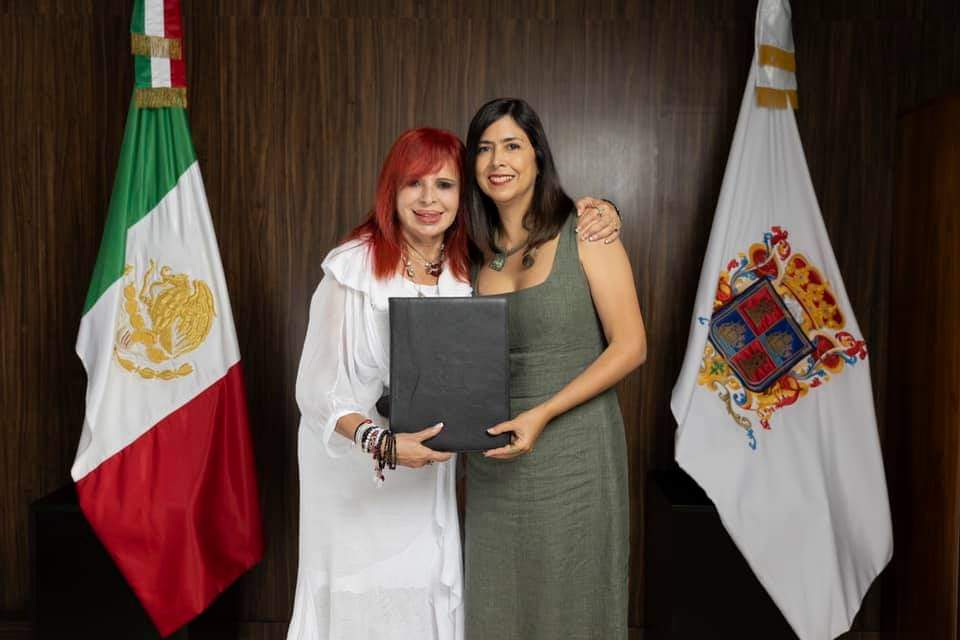 LaydaSansores's tweet photo. Feliz de poder compartir este proyecto con mi hermana Laura. 

Las dos tenemos un gran cariño y compromiso con el DIF, que aprendimos de mamá, para que llegue una atención cercana y de calidad a los más vulnerables. 

#GobiernoDeTodos https://t.co/RB8etLOSuC
