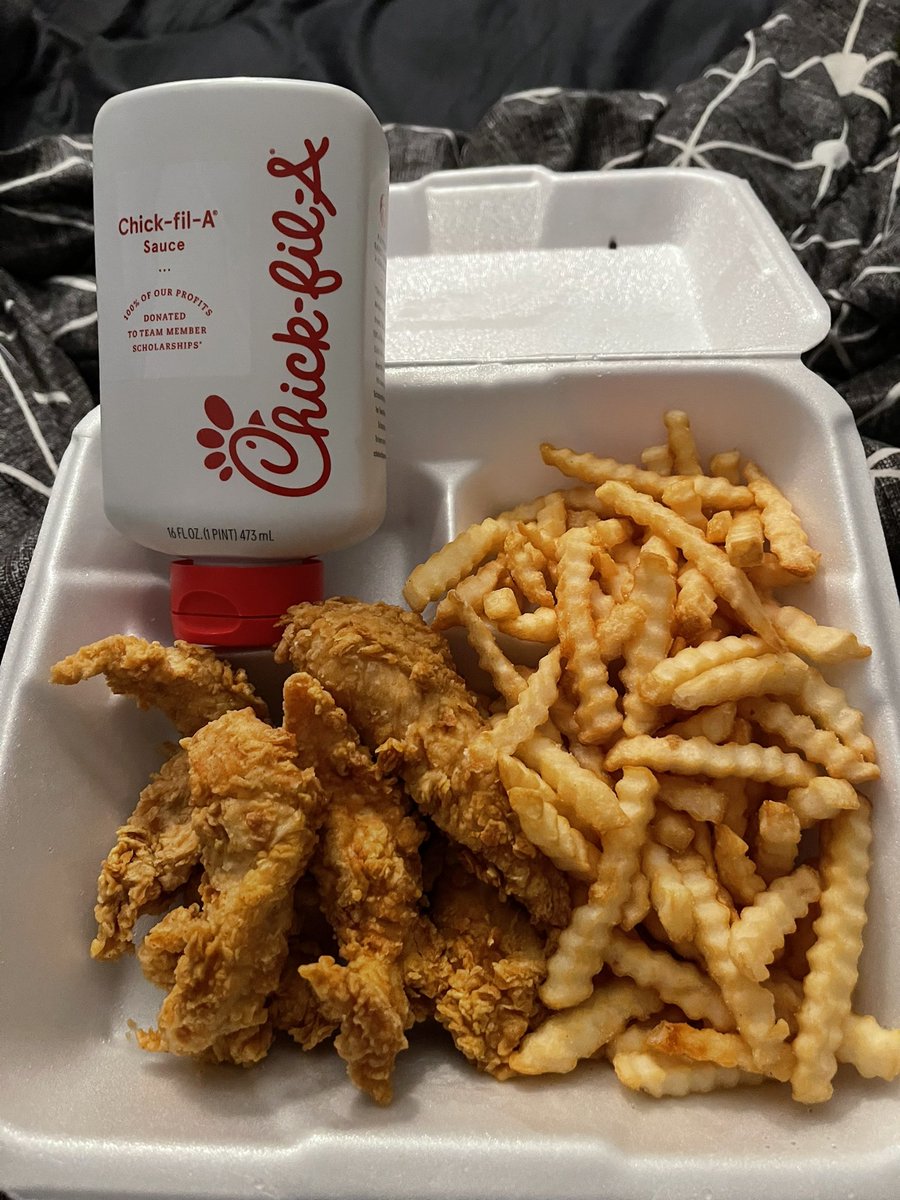 awkward moment when <a href="/raisingcanes/">Raising Cane's</a> forgets the sauce and all I have at home is Chik fil a sauce…😶