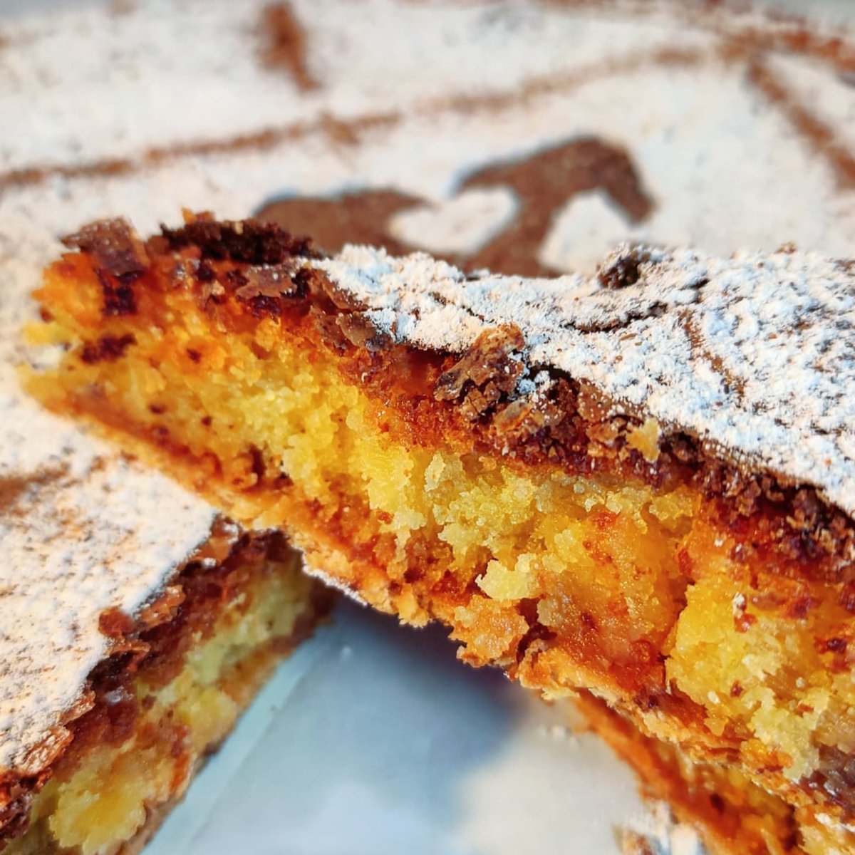 decuina's tweet photo. La textura sublim de la Tarta de almendra del forn Roiser (Coristanco, Bergantiños)
.
.
.
#Galicia #galiciafood #tarta #tartadealmendras #estiu2021 #vacasions https://t.co/uhicojOfap