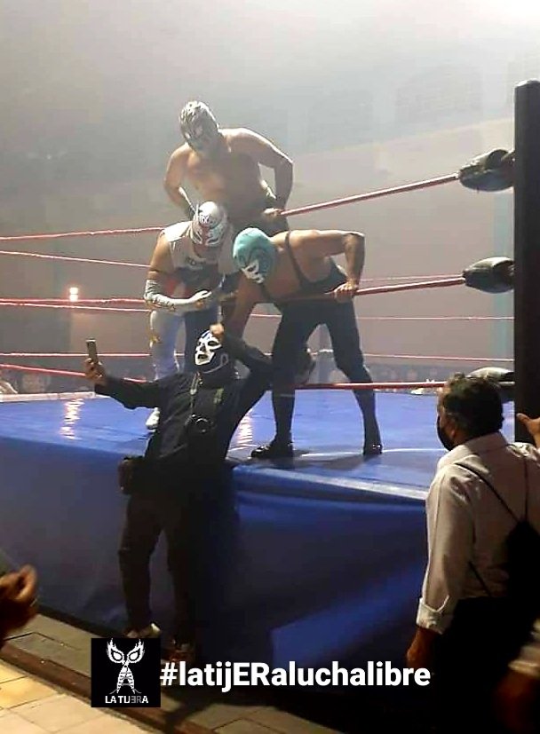 LaTijeraLucha's tweet photo. Gran triunfo del bando técnico conformado por #HuracanRamirez, #Halcon78Jr, #Zertico y #Platino ante el estrenado #ApestosoMayorJr #ReyHalconJr, #CocoAmarillo y #CocoNegro en el evento de #SindicatoNacional desde el #BalnearioOlimpicoPantitlan...
#latijeraluchalibre https://t.co/UwbEkqjL8c