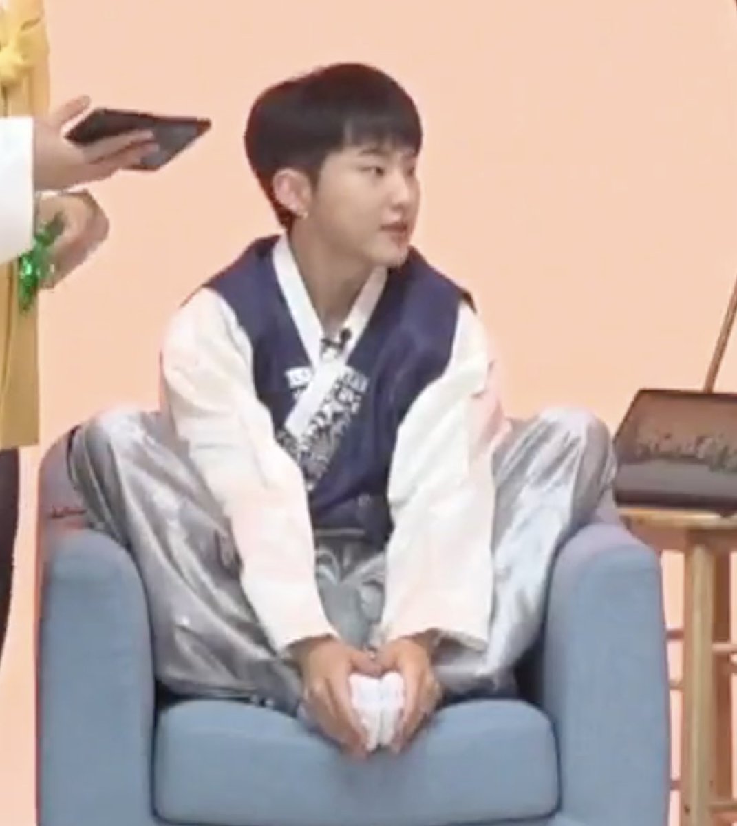 새아가 이번 추석은 차례상 안 할란다 그냥 와서 밥만 먹고 가라 

어머니.. 그럼 윷놀이나 하실래용