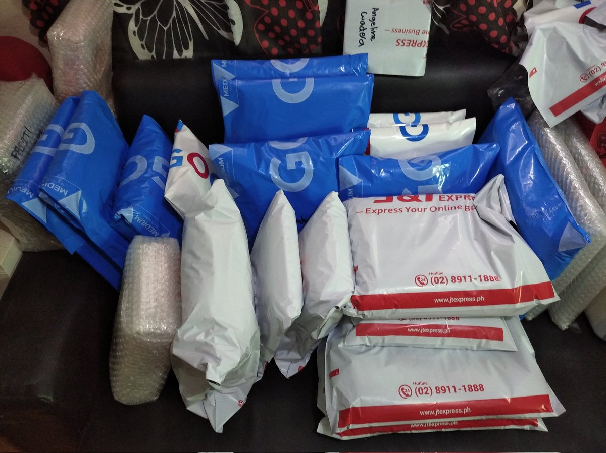 KShoppeablePH's tweet photo. [#KShoppeableUpdates] 

Waiting na lang po dumating yung rider na magpipick up today🥳 Also, sa mga direct ggx, ibobook narin po namin tas today din po pick up https://t.co/ehF77o4WAg