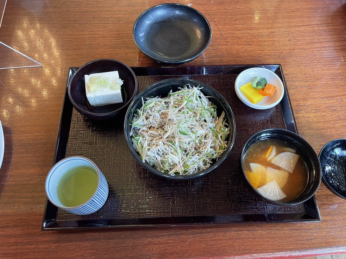 luv_twilight_'s tweet photo. しらす丼　850円
安いし量もあるし美味しいです♬

アトンパレスホテル
レストラン ルピナス https://t.co/POGFQYGpYz
