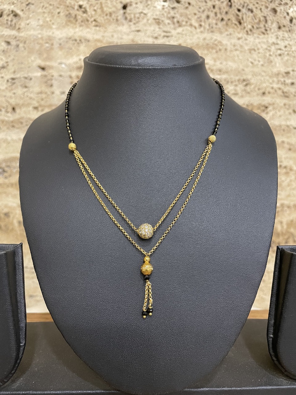 Short mangalsutra design latest gold sale