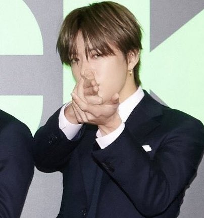 yuta wearing a suit does something to me