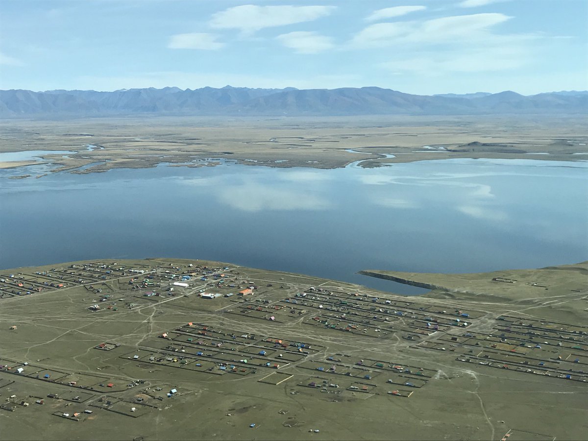 6-10 настайдаа ээжийг дагаж зундаа очдог Цагаан нуур сум. Наад жижиг тохойд сэлж сурсан. Нутгийн пацаанууд намайг завин дээрээс ус руу шиднэ. Муурын зулзага мэт манийг амь тэмцэхийг харна. Живэнгүүт гаргаж ирнэ. Хэд шидүүлээд л сурдаг юм билээ. “Багш” нараас минь цөөн үлдэж дээ