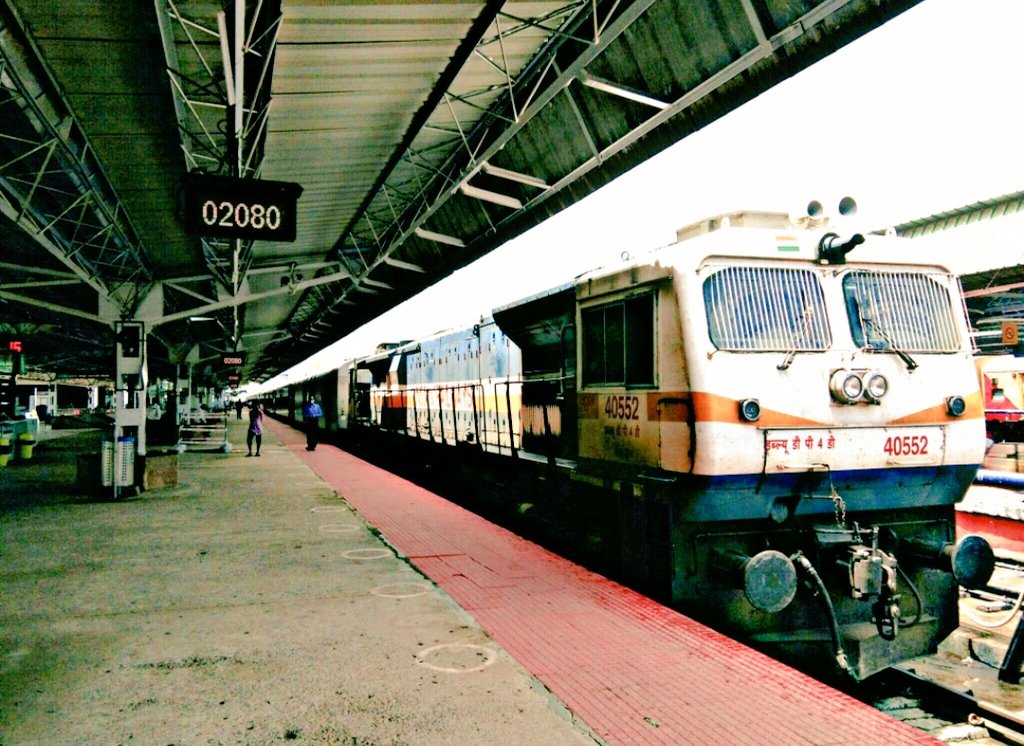 DrmMys's tweet photo. #GloriousyYear
KSR Bengaluru- SSS Hubballi Janshatabdi Express completes 1 #GloriousYear of service with LHB coaches today. These coaches have higher passenger carrying capacity, aesthetically designed for better safety features and a improved travelling experience and comfort. https://t.co/owxQtJNyNG