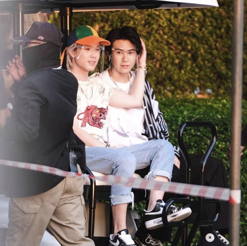 เออแต่นจกมันน้องน้อยอะ​ น้องแบบเด่กเล้กเลยอะ​ อยู่แบบนุ่มนิ่มนุ้บนิ้บ​ เวลาคุยกับพี่ๆก็แทนตัวเองว่าแจ๊คกี้อย่างนู้นอย่างนี้​ แล้วใครมันจะอดใจไม่เอ็นดูไม่สปอยไหววะ​ ขนาดเราแค่มองน้องจากตรงนี้ยังอยากเข้าไปบีบให้ดังปี๊บๆๆเลยอะ​ นึกออกป้ะ