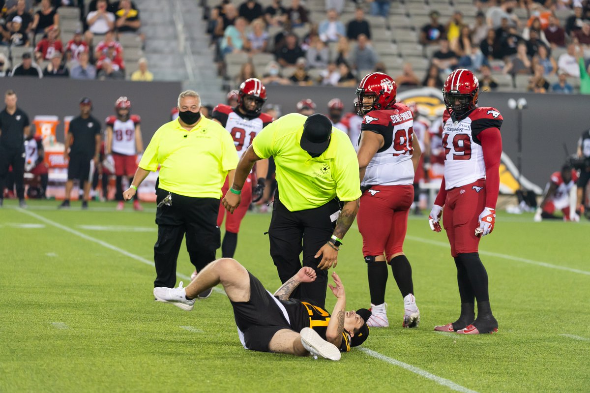 3DownNation's tweet photo. Fans running onto the field never ends well...
#HamOnt #Ticats #CFL https://t.co/ftKLQCaTHh