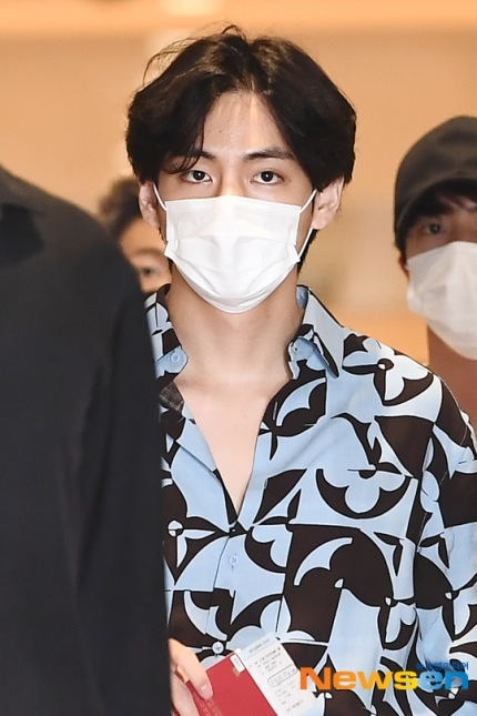 taehyung louis vuitton airport