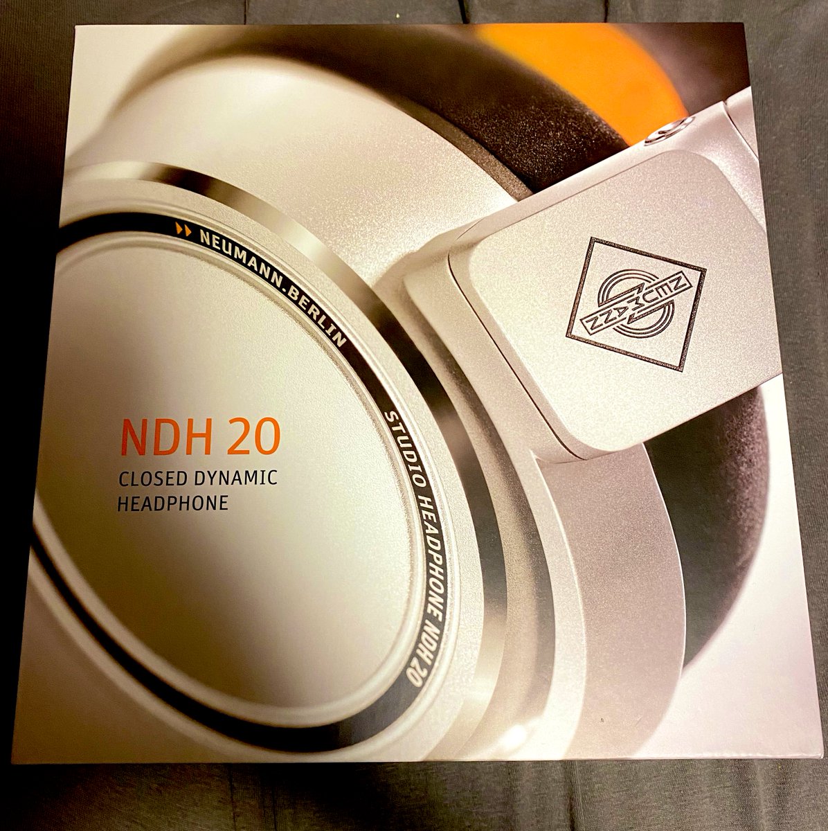 KSE_Sound's tweet photo. My New Gear!
Neumann NDH 20
エージングまともに出来て無いですがポテンシャルが高い...!
#Neumann #NDH20 #モニターヘッドホン #ノイマン https://t.co/aFJkimIpYK