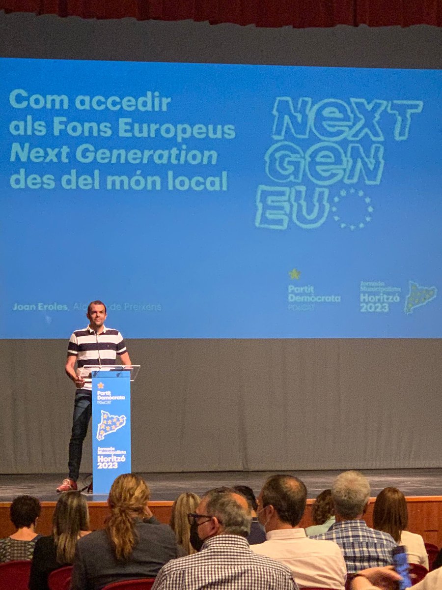 Pdemocratacat's tweet photo. 🇪🇺 En @JoanErolesViles explica als alcaldes, alcaldesses i caps de llista del PDeCAT les millors estratègies per accedir als fons europeus #NextGenerationEU des del món local per treballar pels seus municipis https://t.co/zwkCRrqnvo