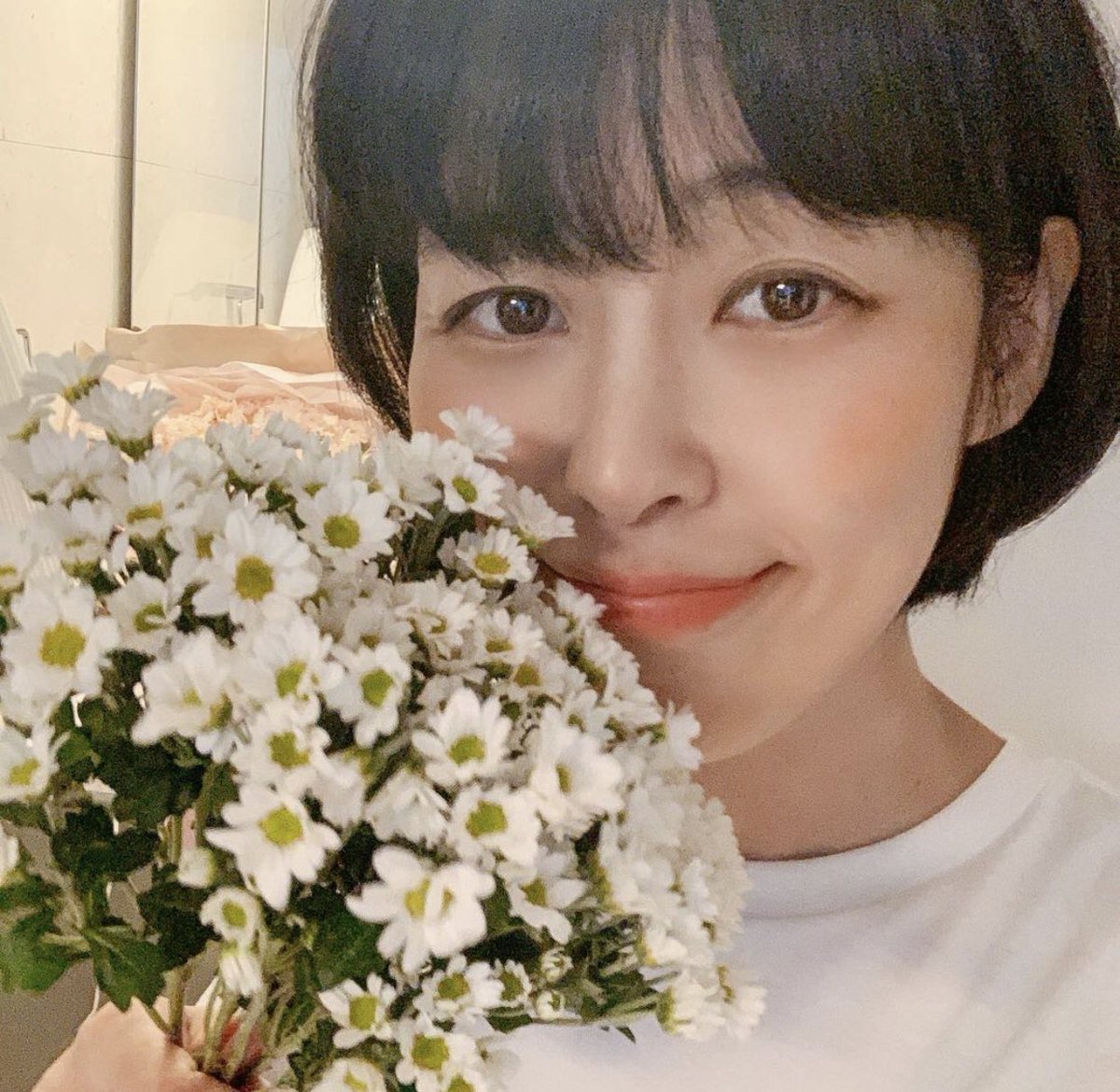 꽃이랑 같이 있는 언니가 너무 좋다면🌷💐🌼