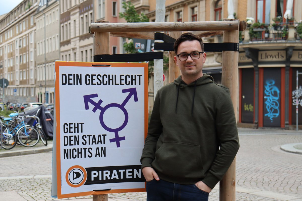Manuel neben dem Wahlplakat "Dein Geschlecht geht den Staat nichts an" von den Piraten