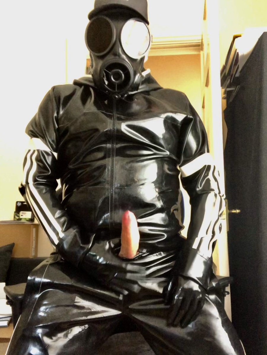 Rubber4Punk's tweet photo. Cheeky rubber trackies wank because I had to do photos for an IG nomination by @P1gB01. These are the ones that can’t go on IG 😈😈🍆💦
#poppers #gaychav #gayscally #rubberdrone #rubbergay #gayrubber #rubberchav #chavdrone #gearwank #rubberscally #niketn #kiffeur #trainersfetish https://t.co/ef5E6Lb3db