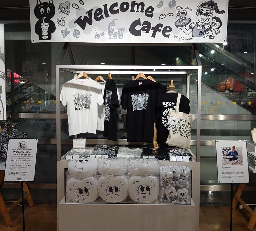 Chocomoo_Exh's tweet image. 🙌開催中です🙌
【Welcome cafe by.Chocomoo(チョコムー)】
■9/18(土)～10/10(日) 　
■梅田ロフト5階 バラエティ雑貨売場

正面には“もちもち”具合と柔らかい“肌触り”で定評のある「抱きクッション」がお出迎え…かわいいです💓
#梅田ロフト へぜひお越しください☀️

#Chocomoo #LOFT #大阪