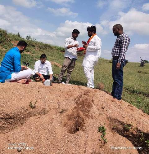 official_vob's tweet photo. #बाँदा के गंछा क्षेत्र में मध्यप्रदेश के मौरम ठेकेदार बारिश की बंदी में निजीभूमि का पूजन किये

@homeupgov @myogioffice @DM_Banda1 @ChiefSecyUP @ChouhanShivraj @AshishsagarD 

पढ़िए पूरी ख़बर 👇
https://t.co/mYOoG4icvM https://t.co/VNRgq5GQ5u