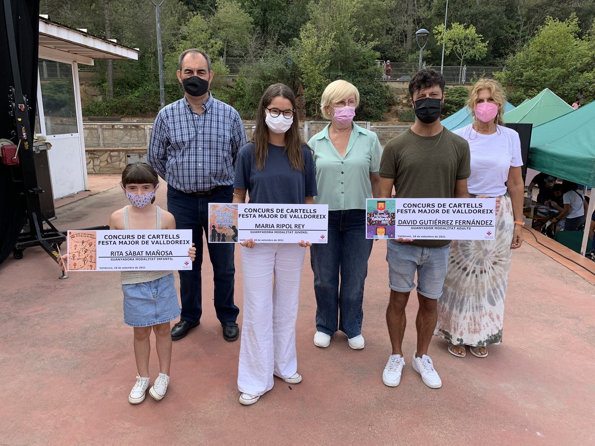 Les entitats veïnals, culturals i esportives i els jocs gegants per als més petits omplen d’activitat la Pl. del Casal de Cultura de #Valldoreix. La matinal del dissabte de Festa Major també ha servit per entregar els premis del Concurs de Cartells de la #fmvdx21