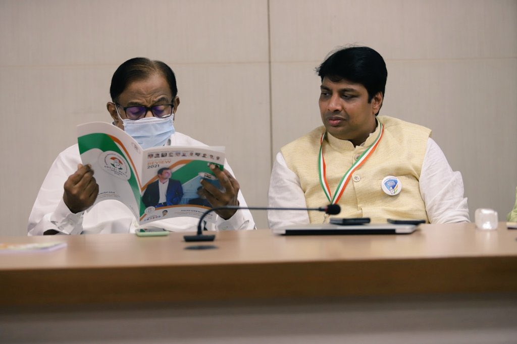 brnaidu1978's tweet photo. @INCKarnataka Social Media team with @RahulGandhi ji at the national executive meet

AICC leaders @rssurjewala @PChidambaram_IN @Pawankhera @ShashiTharoor 
@SupriyaShrinate Shared suggestions on how to strengthen social media up coming days. Thnk u  @rohanrgupta ji @HasibaAmin Ji https://t.co/Oj1BJn5AyB