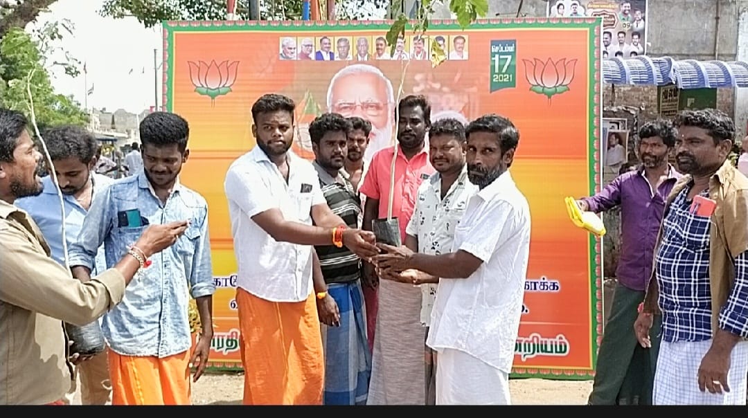 VarahiSudhakar's tweet photo. மாண்புமிகு பாரத பிரதமர் திரு #நரேந்திர #மோடி ஜீ அவர்களின் பிறந்தநாள் விழாவை முன்னிட்டு இன்று மண்டபம் பேருந்து நிலையத்தில் நகர் பாஜக சார்பில் #இனிப்பு மற்றும் #மரக்கன்று வழங்கப்பட்டது நிகழ்ச்சியில் கலந்து கொண்ட அனைத்து தேச பக்தர்களுக்கும் எனது நன்றிகளை தெரிவித்துக்கொள்கிறேன் ❤️ https://t.co/ej72UUoYqG