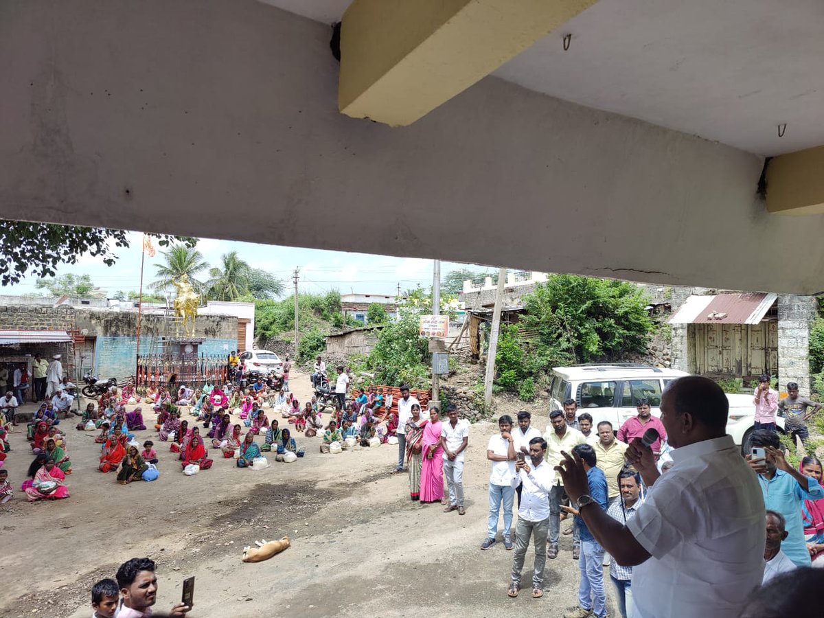 salagar_sharanu's tweet photo. ಬಸವಕಲ್ಯಾಣ ಮತ ಕ್ಷೇತ್ರದ ಸಿರಗೂರ ಗ್ರಾಮದಲ್ಲಿ ಇಂದು #COVID19 ನಿಯಮದ ಪ್ರಕಾರ ಅಂತರವನ್ನು ಕಾಪಾಡಿ ಬಡ ಕುಟುಂಬದ ಸದಸ್ಯರಿಗೆ ಆಹಾರ ಧಾನ್ಯದ ಕಿಟ್ ವಿತರಣೆ ಮಾಡಲಾಯಿತು.
#sharanusalagar #basavakalyan #basavakalyanmla #Foodkitdistribution https://t.co/1Ccxl0XHTp