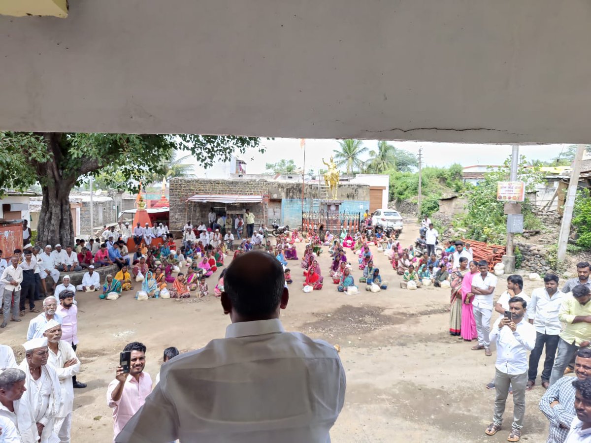 salagar_sharanu's tweet photo. ಬಸವಕಲ್ಯಾಣ ಮತ ಕ್ಷೇತ್ರದ ಸಿರಗೂರ ಗ್ರಾಮದಲ್ಲಿ ಇಂದು #COVID19 ನಿಯಮದ ಪ್ರಕಾರ ಅಂತರವನ್ನು ಕಾಪಾಡಿ ಬಡ ಕುಟುಂಬದ ಸದಸ್ಯರಿಗೆ ಆಹಾರ ಧಾನ್ಯದ ಕಿಟ್ ವಿತರಣೆ ಮಾಡಲಾಯಿತು.
#sharanusalagar #basavakalyan #basavakalyanmla #Foodkitdistribution https://t.co/1Ccxl0XHTp