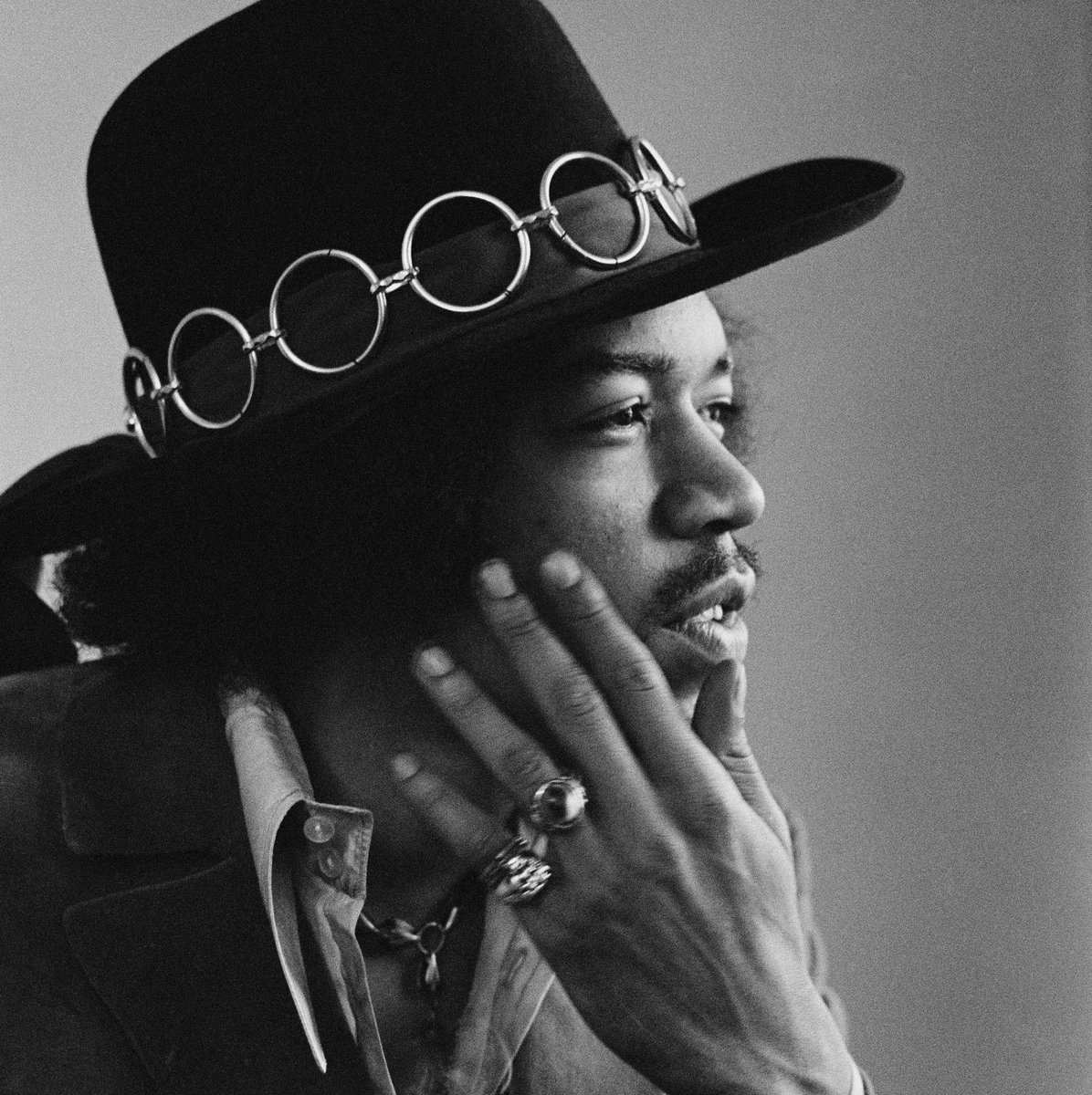 EdwardHMO's tweet image. Jimi Hendrix 
November 27, 1942 – September 18, 1970

"Jimi Hendrix exploded our idea of what rock music could be. There's not one minute of his career that feels like he's working hard at it – it feels like it's all flowing through him..." 

— Tom Morello

 📷 Baron Wolman