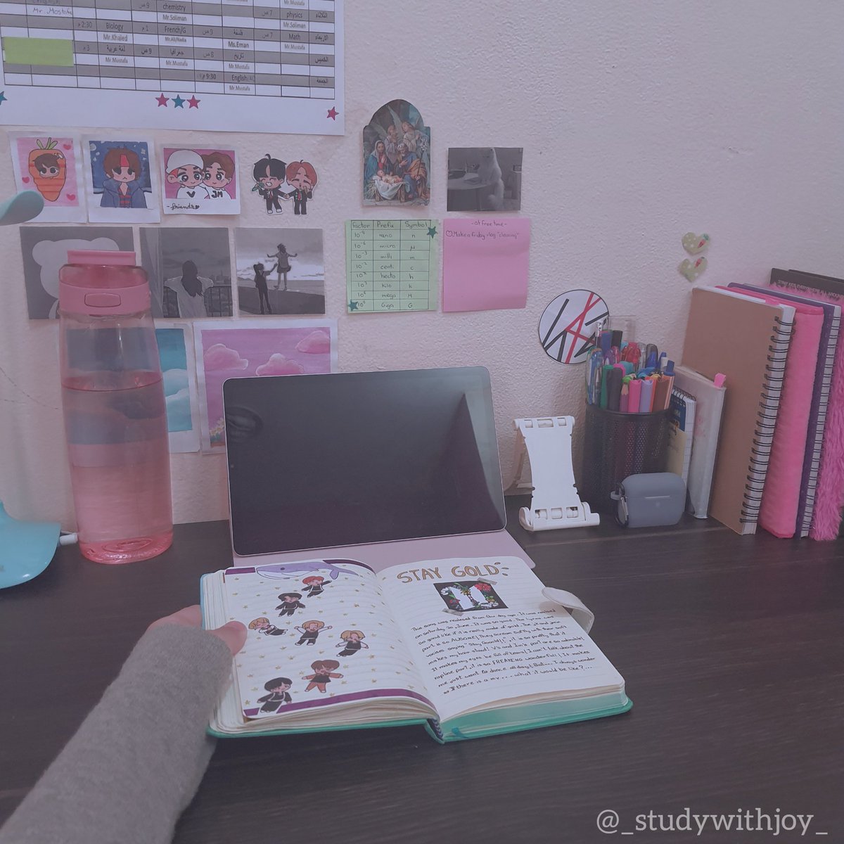 _studywithjoy_'s tweet image. I love journaling. It's really a healing thing to me. I just keep drawing and sticking stickers and drawing some line and writing some words. Haha nothing stressing 💗🧋🍪!
✶⊶⊷⊶⊷❍
#studytwt #study #studylife #studydesk #deskinspiration #straykids